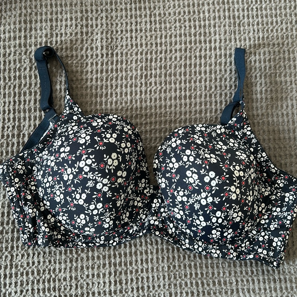 Tommy Hilfiger bra like new.